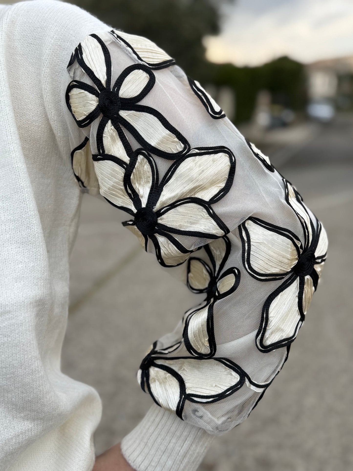 Pull manche à fleur